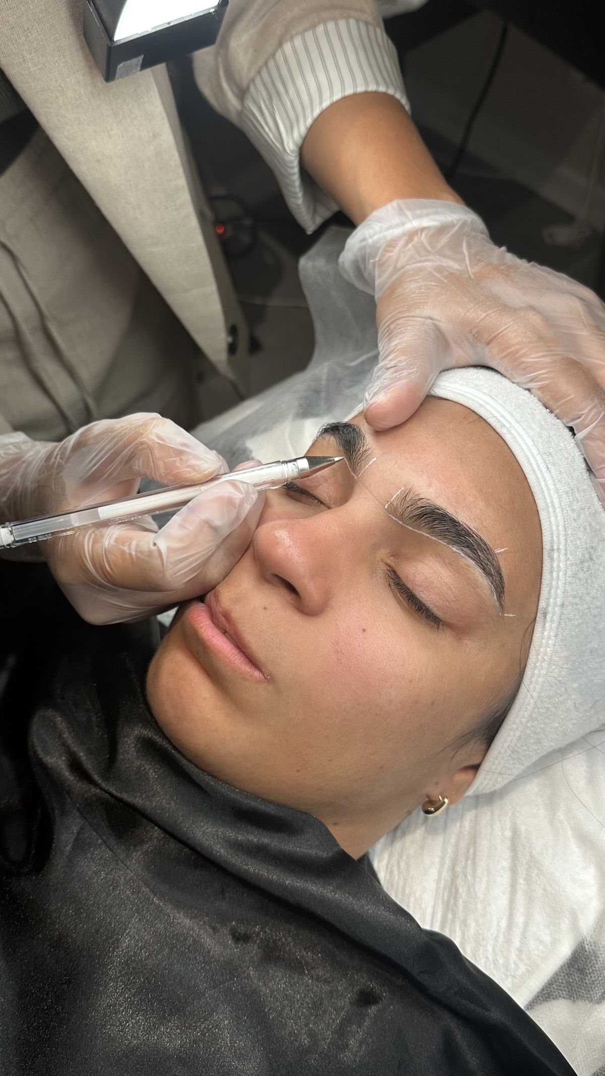 Aluna aplicando a técnica em modelo, com supervisão